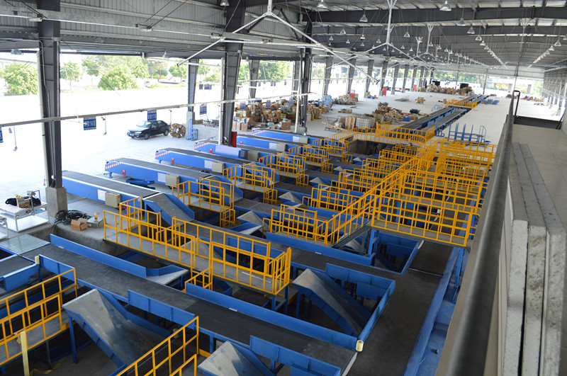 自動(dòng)分揀鏈板輸送機(jī) 自動(dòng)分揀鏈板輸送機(jī)